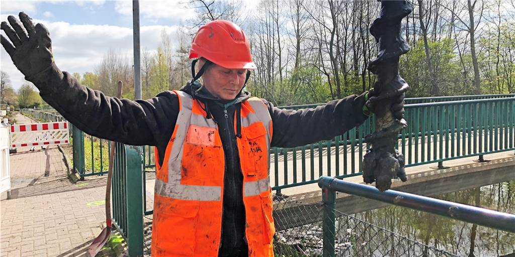 Mit Video: Ehepaar spürt Bomben am Berkelufer in Stadtlohn nach Höchste Konzentration: Suada Panning positioniert den Bohrer und gibt dem Maschinenführer im Bagger ein Zeichen.