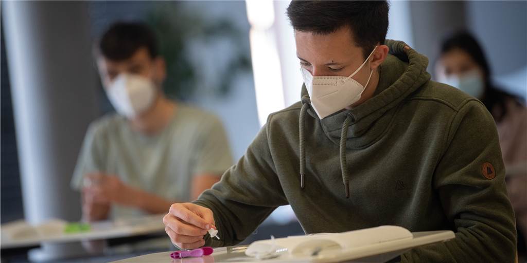 Zweimal wöchentlich müssen sich Schüler und Lehrkräfte auf das Coronavirus testen.