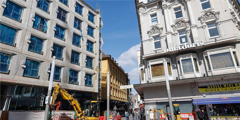 Links das Studenten-Wohnprojekt Basecamp, das schon für die Zeit nach Corona steht, und rechts unterm Tanzclub Oma Doris schon der erste Leerstand. Das Bekleidungsgeschäft Dosmil ist verschwunden. Geht man weiter in die Brückstraße in Dortmund, mehren sich die Leerstände. Die Frage stellt sich: Wie geht es weiter mit dem Brückviertel?