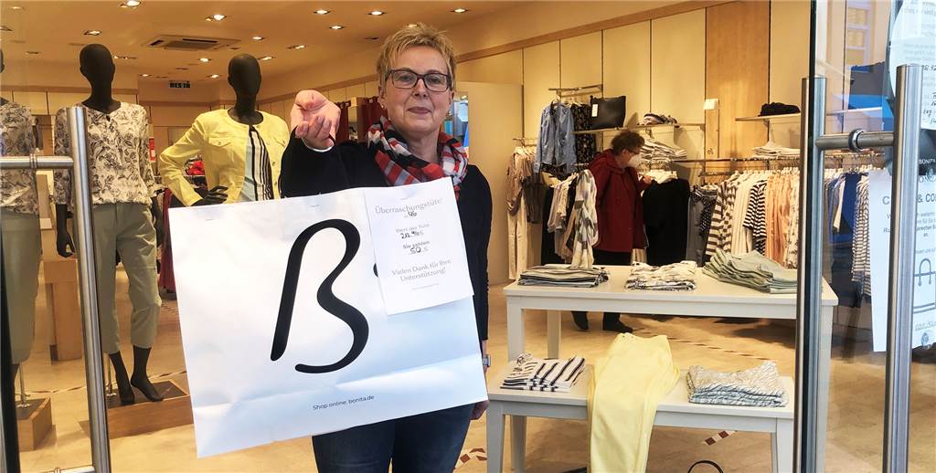 Mit Überraschungstüten kämpft Castrop-Rauxels Einzelhandel ums Überleben Dorothee Trempler ist schon lange im Textil-Einzelhandel beschäftigt. Umsatz machen und Kundinnen zufrieden stellen, darum geht es ihr. Und das ist in Coronazeiten schwierig.