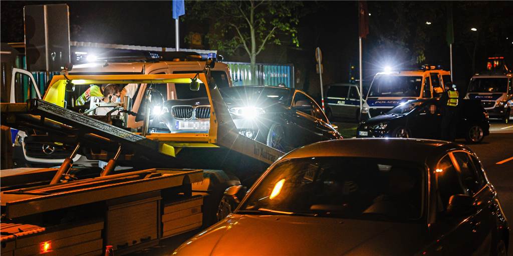 Polizei kassiert 5 Autos am letzten Abend vor der Ausgangssperre ein Die Polizei hat in der Nacht zu Samstag erneut Kontrollstellen auf dem Ostwall eingerichtet.