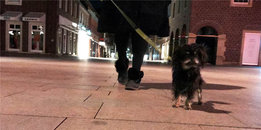 Ausgangssperre Nacht eins: Richtig leer sind die Straßen in Ahaus nicht Eine Ahauserin war am Samstagabend noch mit ihrem Hund in der Innenstadt unterwegs.
