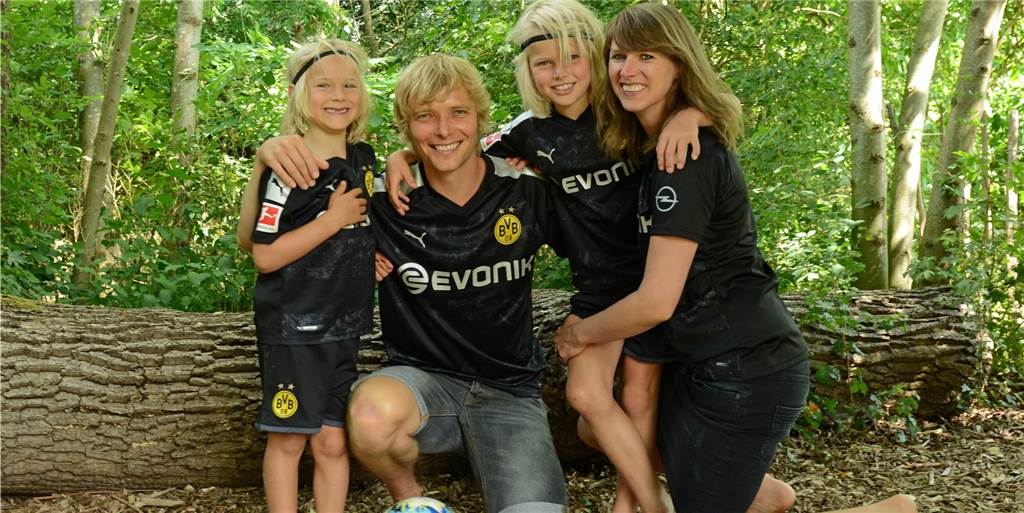 Anekdoten mit Brinkmann, Sammer und Co.: Uwe Seggewiß blickt auf seine Laufbahn zurück Der BVB spielt in der Familie offensichtlich auch heute noch eine Rolle: Ex-Fußballer Uwe Seggewiß mit seiner Frau Mona und den beiden Söhnen.