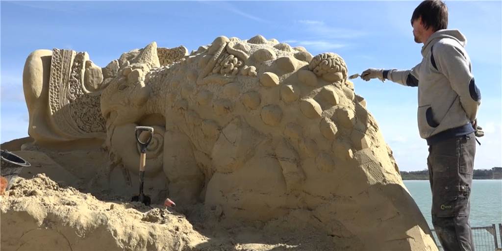 Im Video: Wie der Halterner Silbersee zum Ausstellungsort wird Im Zuge der Ausstellung "Ruhr Ding" wird am Silbersee eine Sandskulptur aus Dinosauriern, Körperteilen und dreidimensionalen Portraits der Künstlerinnen Mariechen Danz und Kerstin Brätsch entstehen.
