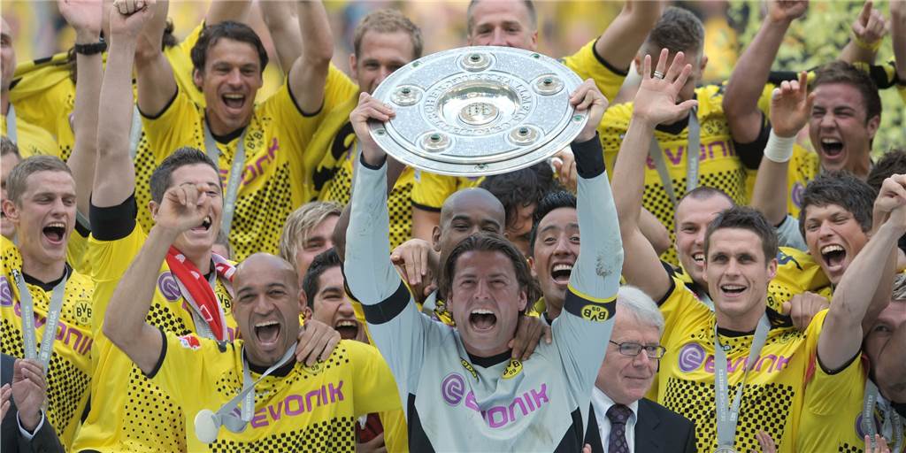 Serien, Enttäuschungen, kaputte Brillen: Die „grandiose“ BVB-Meistersaison 2010/11 Kapitän Roman Weidenfeller mit der Meisterschale. Der BVB wurde Deutscher Meister 2010/11.