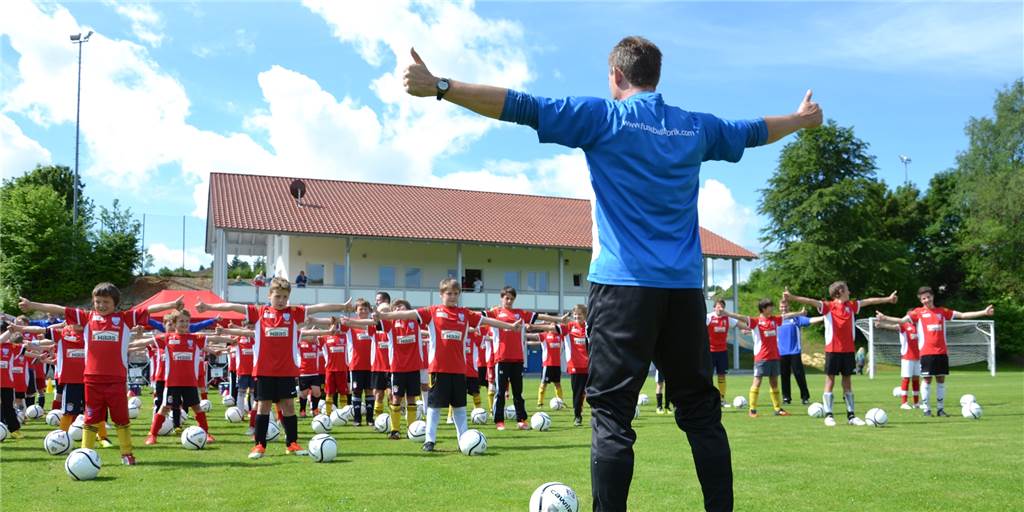 Nur fünf Nachwuchsfußballer dürfen trainieren - welche Klubs geben jetzt auf? Nur fünf Nachwuchsfußballer dürfen trainieren - welche Klubs geben jetzt auf?