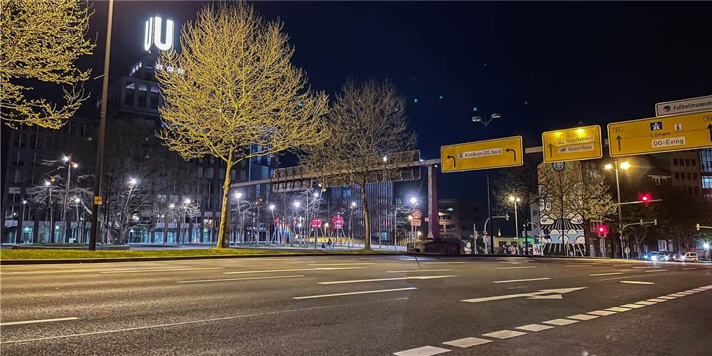 Stadt Dortmund bestimmt Bußgeld-Höhe bei Ausgangssperren-Verstoß selbst Auf dem Wall am U-Turm ist es nach 22 Uhr ungewohnt still - wie praktisch überall in Dortmund.