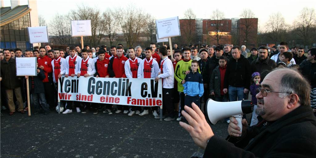 2011 stürmten Fußballer den Europaplatz mit einer Montagsdemo Im Jahr 2011 stellten die Nachwuchsfußballer des damaligen SV Yeni Genclik eine Demonstration auf dem Castrop-Rauxeler Europaplatz auf die Beine. Sie forderten Gerechtigkeit.