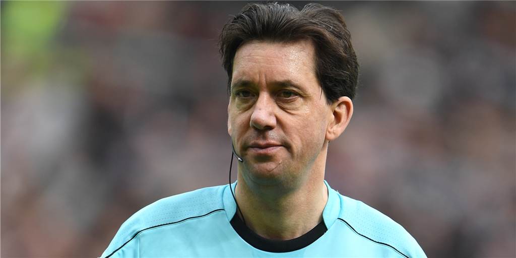 Mit über 70 Jahren noch Schiedsrichter: „Ich finde es vernünftig, dass Gräfe aufhören muss“ Am Saisonende muss der Schiedsrichter Manuel Gräfe seinen Platz räumen, weil in der Fußball-Bundesliga die Altersgrenze bei 47 Jahren liegt.