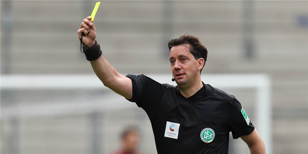 Kult-Schiedsrichter Dieter Becker bekommt dicken Hals wegen Karriere-Ende von Gräfe Kult-Schiedsrichter Dieter Becker bekommt dicken Hals wegen Karriere-Ende von Gräfe