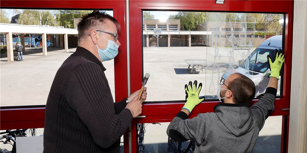 Nach Randale auf dem Schulhof: Neue Fenster für das Gymnasium Kamen Ralf Sedivy (li) und Johannes Haßmann von der Firma Brokmann tauschen Fensterscheiben aus, die vergangene Woche am Gymnasium Kamen zerstört worden waren.