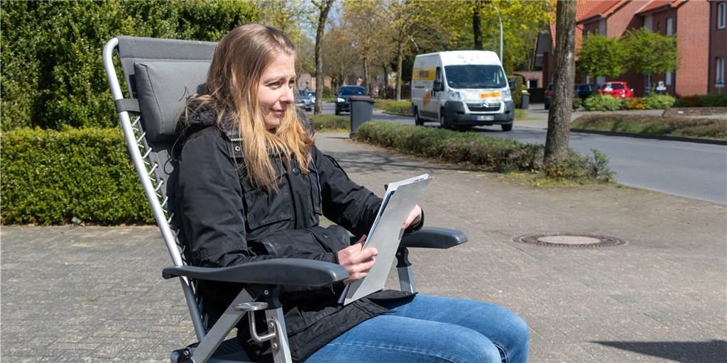 Auf eigene Faust: Nachbarschaft Overbergstraße zählt Fahrzeuge Britta Wehr zählt die Autos an der Overbergstraße. Die Nachbarschaft hat sich in Schichten aufgeteilt. Jede Schicht dauert zwei bis drei Stunden.