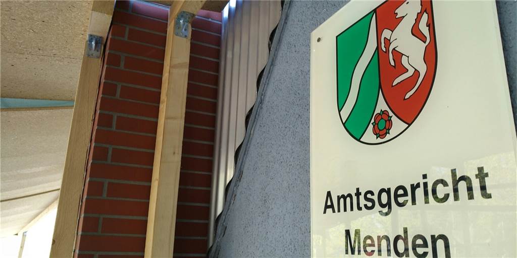 Kinderpornos an ,Netter Lehrer‘: Schlimme Details sorgen für großes Schweigen Das Schöffengericht am Amtsgericht Menden muss sich mit harter Kost auseinandersetzen: Einem Bundespolizisten wird vorgeworfen, Bilder mit kinderpornographischem Inhalt besessen und verbreitet zu haben.