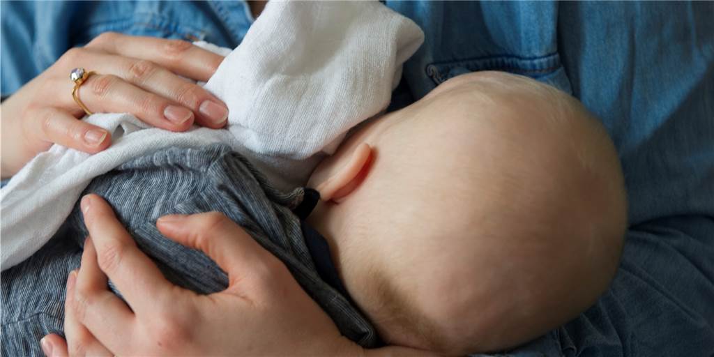 Babys und Teenager stecken sich jetzt viel öfter mit dem Coronavirus an als alte Menschen Inzwischen werden mehr Säuglinge und Kleinkinder mit dem Coronavirus infiziert als alte Menschen. Das befeuert die Diskussion um die Sinnhaftigkeit der Impf-Priorisierung.