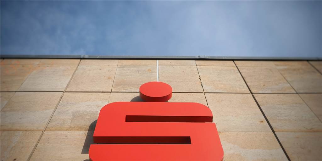 Das Archivbild zeigt das Sparkassenlogo, fest montiert an einer Hauswand. Die Sparkasse an der Lippe will ihr Digital-Geschäft deutlich ausbauen. 