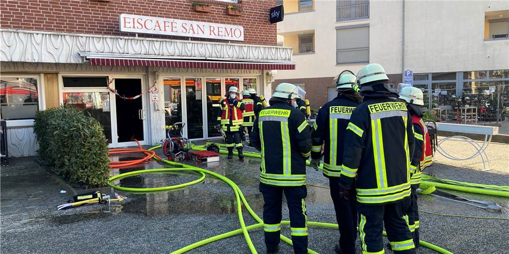 Video vom Feuerwehreinsatz im Eiscafé San Remo in Selm Mit einem großen Aufkommen an Kräften versuchte die Feuerwehr, den Brand in der Eisdiele San Remo in den Griff zu bekommen.