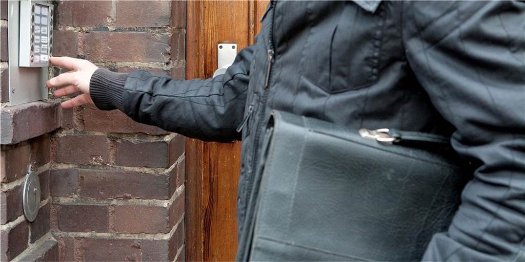 Firma warnt: Plötzlich steht der Kanalhai vor der Tür Firma warnt: Plötzlich steht der Kanalhai vor der Tür