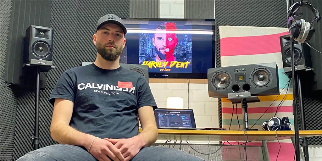 Erstes Hip-Hop-Album produziert: Luca Ehler hat die Fußballpause genutzt Luca Ehler hat sich im heimischen Keller ein Studio aufgebaut, in dem er selbst Musik produziert. Im Hintergrund das Cover seines ersten Albums "Harvey Dent".