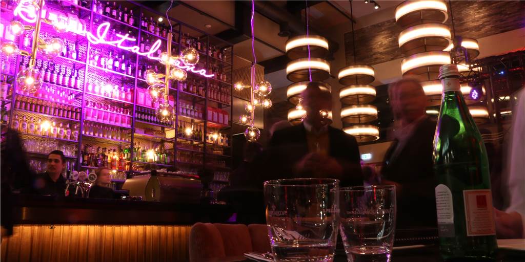 Schnick, Schnack, Schnuck bei L’Osteria: Warum ein Kinderspiel in der Pandemie helfen soll Stimmungsvoll beleuchtet und geschmackvoll eingerichtet: Die Nürnberger Systemgastronomiekette L'Osteria feierte vor einem Jahr Eröffnung im Kamen-Karree und schlitterten sofort in die Pandemie.
