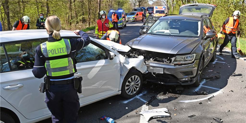 Polizei und Feuerwehr suchten eine halbe Stunde nach dem Unfallort Auf der Suche nach dem Unfallort auf der B 58 irrten die Einsatzkräfte zunächst durch den Dorstener Norden.