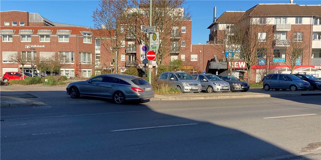 Polizei hat Bankenvorplatz in Kirchhellen im Fokus Der Bankenvorplatz sowie die Bushaltestelle im Bereich Schulze-Delitzsch-Straße/Hauptstraße sind aktuell im Fokus der Polizei.