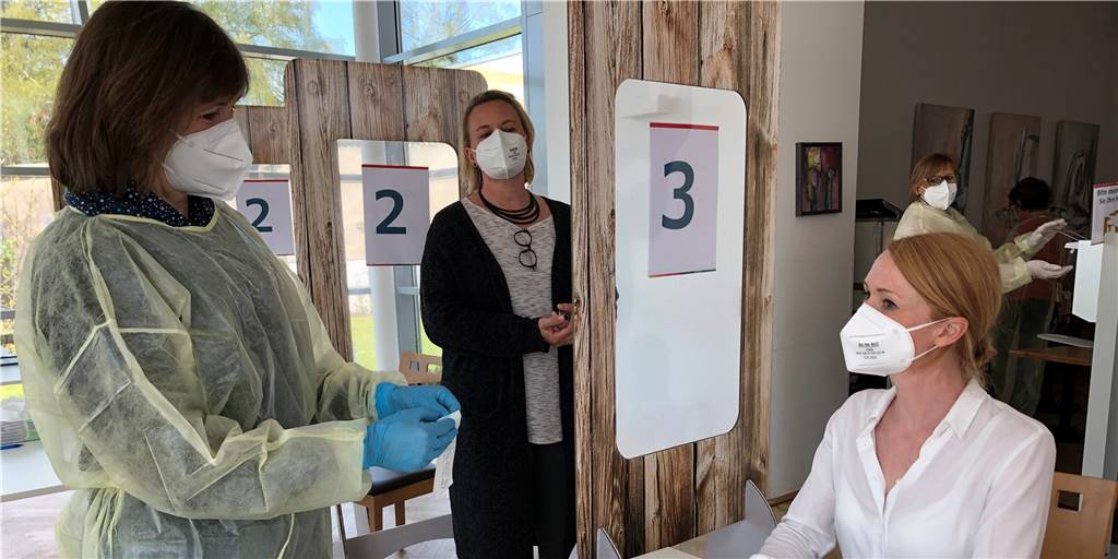 Von 3000 Tests waren 2 positiv: So läuft‘s im Schnelltestzentrum Balou Die Balou-Mitarbeiterinnen haben sich (vorübergehend) zu Schnelltest-Expertinnen umschulen lassen - hier unter anderem mit der Teststellen-Leiterin Manuela Reichert (Mitte) und Nicola van der Wal (r.) von der Balou-Geschäftsleitung (hier fürs Foto ohne den sonst üblichen Vollschutz).