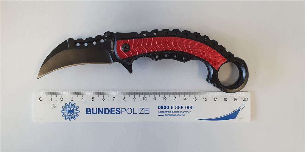 Waffenverbotszone Hauptbahnhof: Mehrere gefährliche Gegenstände sichergestellt Ein 18-Jähriger aus Dormagen hat dieses Karambit-Messer bei sich gehabt.