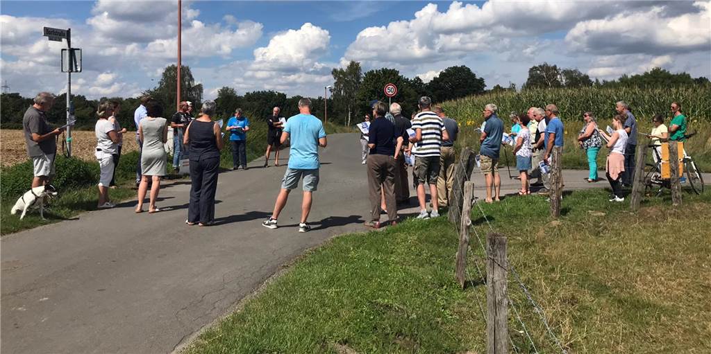 Entscheidung über Neubaugebiet mit Eigenheimen in Geisecke vertagt Im Sommer hatte die SPD hatte zu einem Infogespräch mit dem Investor vor Ort eingeladen. Damals schienen alle Probleme ausgeräumt.