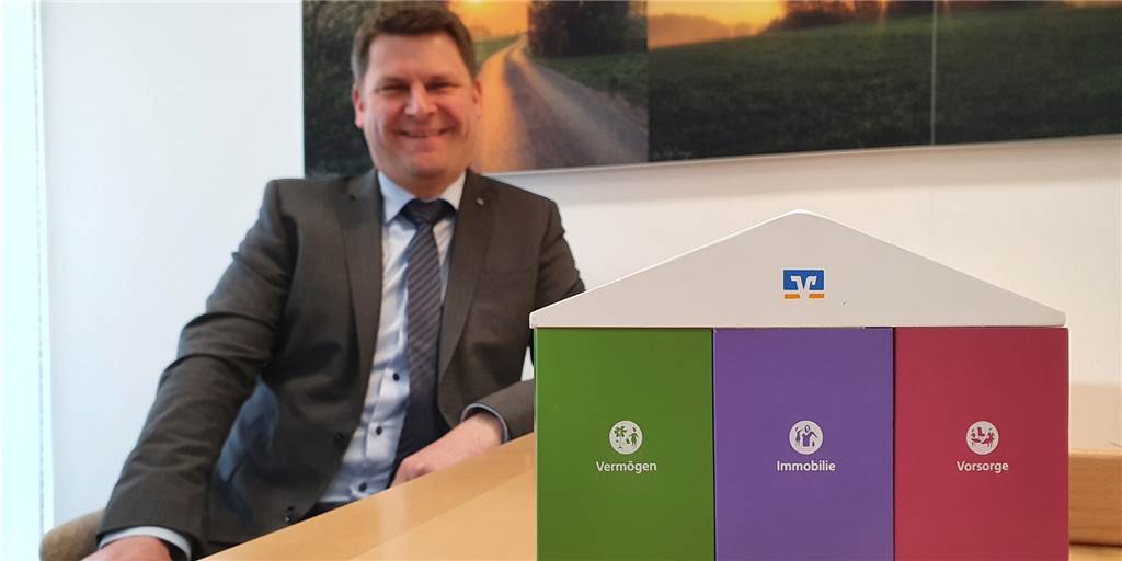 Wie finanziere ich mein Eigenheim? Fragen und Antworten im Überblick Hendrik Schulze-Ising, Kundenberater der Volksbank-Gronau Ahaus, erklärt, was bei einer Baufinanzierung zu beachten ist.