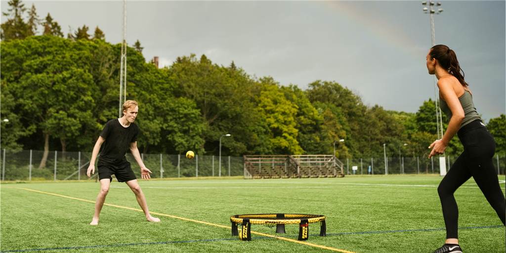 Ballsport für die ganze Familie: 7 ausgefallene Spiele für den Garten oder Park Spikeball. Anders, sportlich, herausfordernd, witzig.