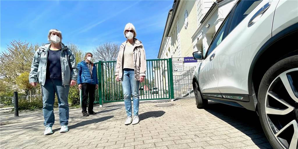 Hohes Risiko für Radfahrer: Tödlicher Unfall hat Gefahrenpunkt verlagert Birgit Dördelmann-Wulff (l., Leiterin der Aplerbecker Grundschule) hat sich mit Vertretern der Grünen die Situation vor der Schule angesehen.