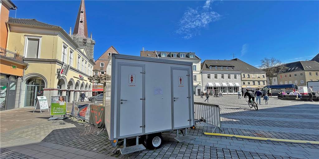 WC nur an Markttagen geöffnet – Begründung: Infektionsschutzgesetz Im Bahnhof Unna laufen Bauarbeiten: Die Bahn muss Bahnsteige verlängern, weil dort demnächst längere Züge halten.