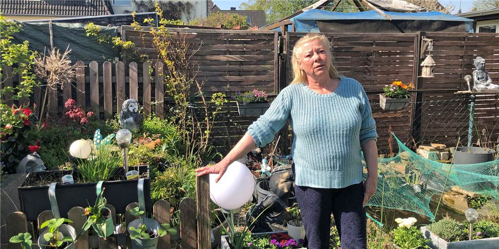 Leid mit Long Covid: „Als wäre ein Gummiband um die Luftröhre gewickelt“ Petra Schütz verbringt viel Zeit in ihrem Garten. Doch selbst Gartenarbeit fällt der an Long Covid Erkrankten schwer.