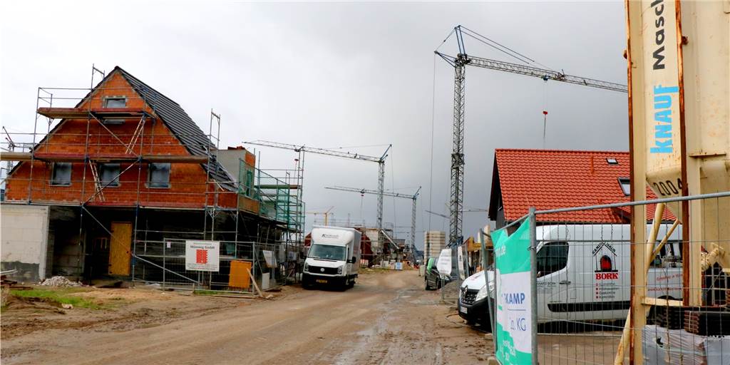 Im Baugebiet Hoher Kamp West Abschnitt 2 wird momentan fleißig gebaut.