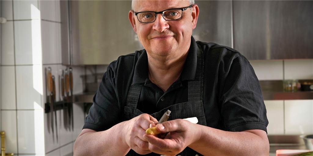 Spargel-Rezepte: Dortmunder Spitzenkoch präsentiert drei besondere Ideen Dortmunds Spitzenkoch Mario Kalweit hat für uns drei Spargel-Rezepte zubereitet.