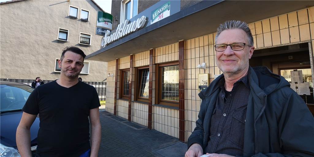 Lange Wartezeiten – nun eröffnen weitere Testzentren im Stadtbezirk Niko Savvidis (l.) will in der Netter Sportklause ein Schnelltest-Zentrum eröffnen. Am Montag berichtete er davon Bezirksbürgermeister Axel Kunstmann.