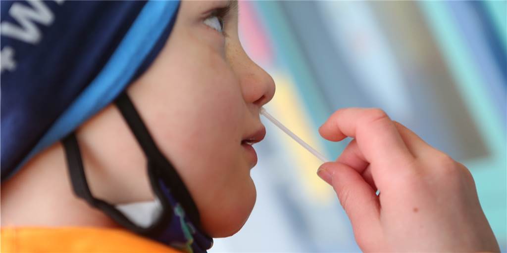 Lolli-Tests an Schulen: Warum nicht auch für Dortmunds Kindergartenkinder? Grundschüler müssen sich bald nicht mehr durch einen Nasenabstrich selbst testen, jüngere Kinder jedoch zunächst weiterhin (Symbolbild).