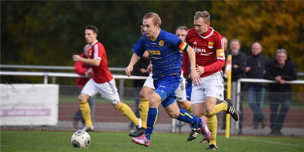 Oberliga-Spieler zieht nach Haltern - statt zum TuS, geht´s zu Hellekamp Robin Ploczicki (l.), hier noch im Trikot des SV Herbern, ist nach Haltern gezogen.