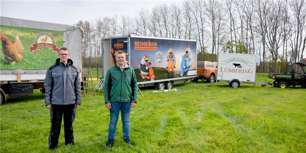 Letzte Reise für 150 Legehennen ist in Ammeloe nur wenige Meter lang Niklas (14, l.) und Yannik Lansing (17) am Montagmorgen auf der Wiese in Ammeloe. Zwischen dem mobilen Hühnerstall und dem Kühlwagen liegen nur wenige Meter. 150 Legehennen wurden dort geschlachtet. "So schonend, wie es nur geht", sagt Niklas Lansing.