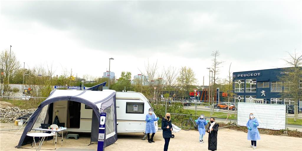 Am Phoenix-See wird im Wohnwagen getestet: „Not macht erfinderisch“ Weil der Testcontainer aufgrund der Pandemie nicht verfügbar war, stiegen Ärztin Zéna Tettenborn und Apothekerin Wiebke Backhaus vorerst auf einen Wohnwagen um.