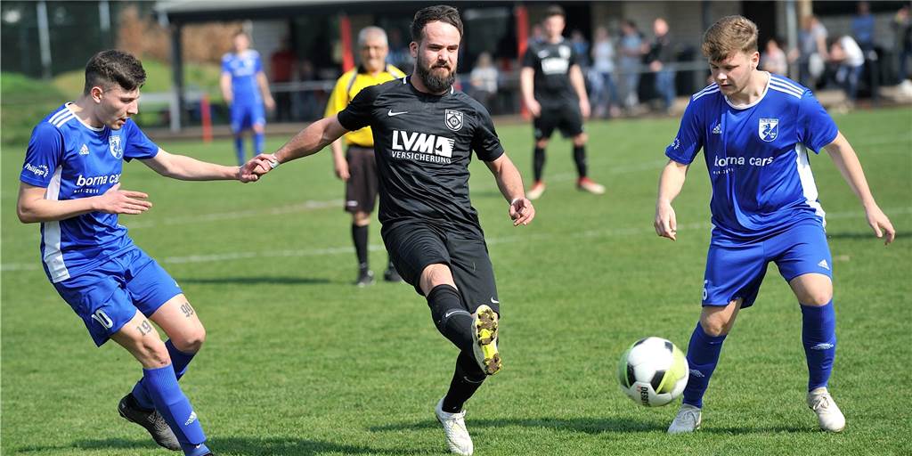 Gashi vor seinem ETuS-Abgang: „Dankbar, dass ich ihn kennenlernen durfte“ Granit Gashi (M.), hier noch im Trikot des SV Hullern, freut sich auf etwas Neues, blickt aber auch mit einem weinenden Auge auf seinen Abgang vom ETuS Haltern.