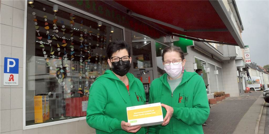 Keine Fahrt nach Schwerte mehr nötig: Westhofen erhält ein Testzentrum Die erste Corona-Schnellteststelle in Westhofen eröffnen Gabriele Jehn (l.) und ihr Team an ihrer Ostentor-Apotheke.
