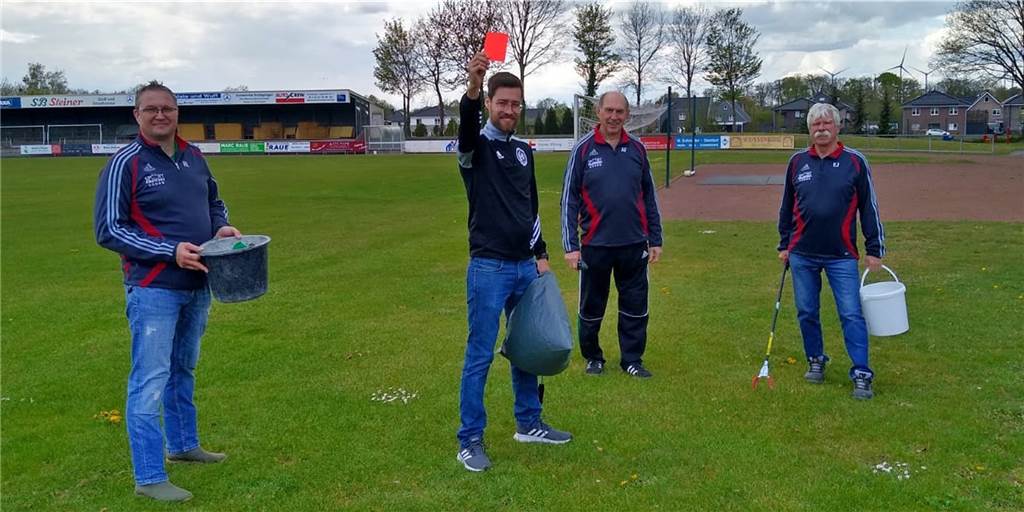 Spielfreie Zeit genutzt: Schiedsrichter zeigen dem Müll die Rote Karte Auch die Schiedsrichter des ASC Schöppingen beteiligten sich an der Müllsammel-Aktion.