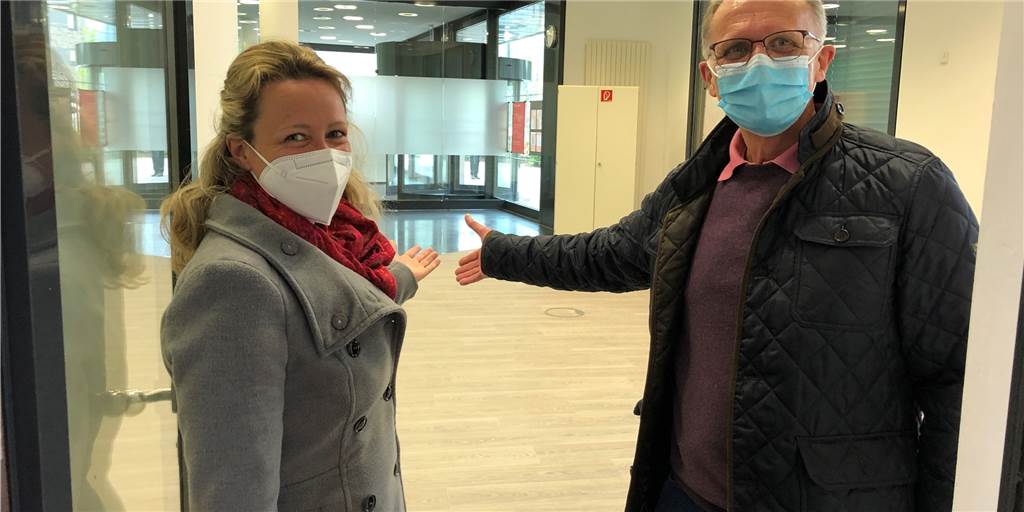 Hospizgruppe: Neues Domizil in Selm holt das Thema Sterben ins Leben Susanne Baumert vom Gebäudemanagement der Sparkasse an der Lippe, und Dieter Niechcial, zweiter Vorsitzender der Hospizgruppe Selm-Olfen-Nordkirchen, freuen sich, dass bald die neue Geschäftsstelle der Hospizgruppe in einem ehemaligen Teilbereich der Sparkassengeschäftsstelle an der Kreisstraße eröffnet werden kann.