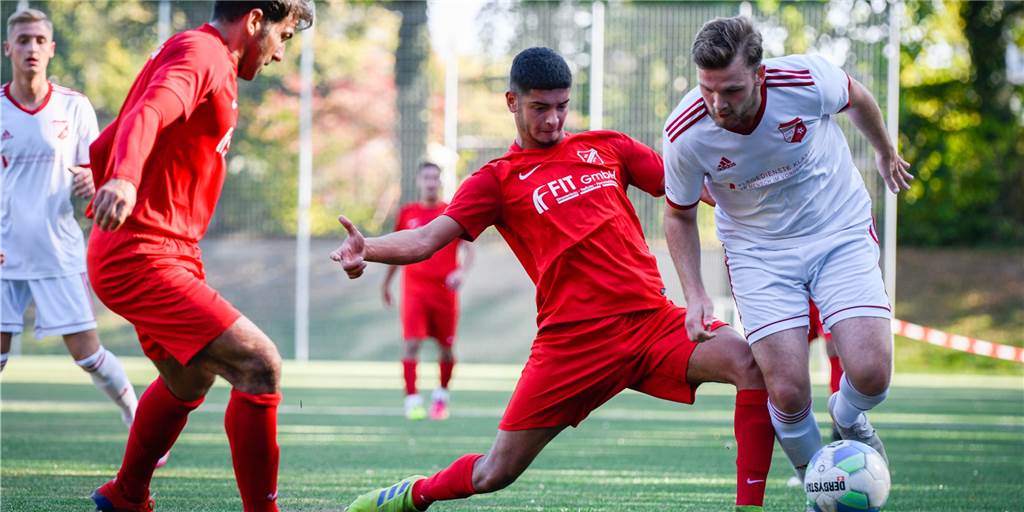 Vorsitzender der SG Gahmen im Interview: „Wir müssen jetzt von vorne anfangen“ Die Spieler der SG Gahmen (rote Trikots) müssen sich auf einen neuen Sportlichen Leiter einstellen.