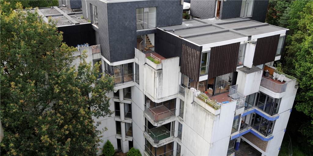 Habiflex: Sensationelles Bauprojekt, das baden ging In den oberen Etagen befinden sich Maisonettewohnungen, alle 40 Wohnungen haben verschiebbare Wände. Das war einmal luxuriöses Wohnen und würde auch heute noch dafür durchgehen.