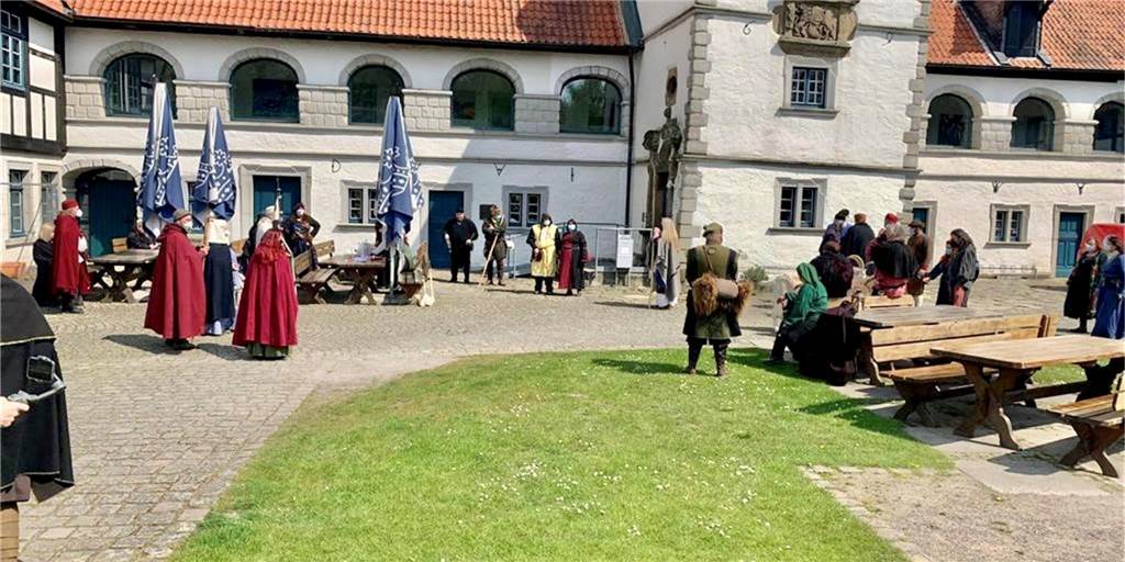 30 Minuten Schweigen: Schausteller machen auf katastrophale Lage aufmerksam In mittelalterlichen Gewändern standen zahlreiche Schausteller im stummen Protest am historischen Wasserschloss.