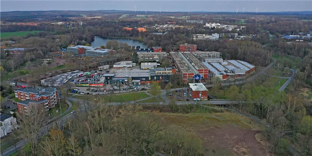 Wulfener Markt: Bürger entscheiden mit über neues Leben im Ortskern Ein Arbeitskreis Öffentlichkeitsarbeit Wulfener Markt beschäftigt sich mit der künftigen Gestaltung des Marktes - inklusive Abriss des bestehenden T-förmigen Gebäudekomplexes zwischen Pep-Einkaufszentrum (l.) und ehemaligem Globuscenter (r. im Bild).