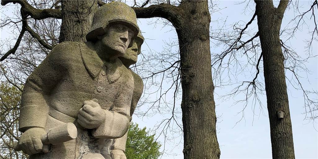 Schande oder Ehre? - Debatte über das Mahnmal in Lippramsdorf Aus dem Kriegerdenkmal in Lippramsdorf wurde ein Mahnmal gegen alle Formen von Gewalt.