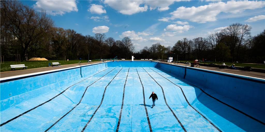 Noch kein Wasser in den Außenbecken: Atlantis wartet auf Freibad-Start Im Moment sind viele Schwimmbecken im Freien noch nicht mit Wasser befüllt (Symbolbild).